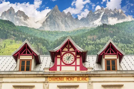 Gare de Chamonix-Mont-Blanc avec vue sur les montagnes – zone d'intervention dépannage automobile
