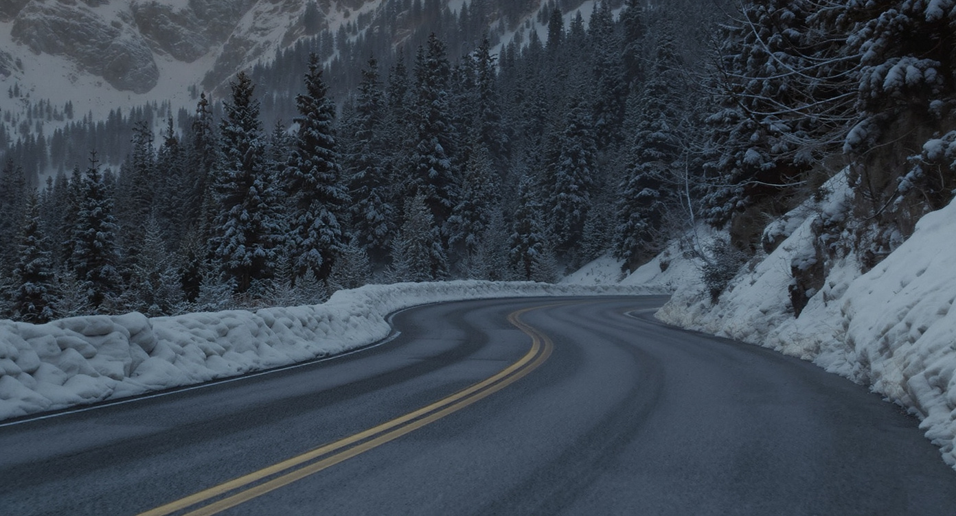 Route de montagne D338 vers Avoriaz, conditions hivernales verglas