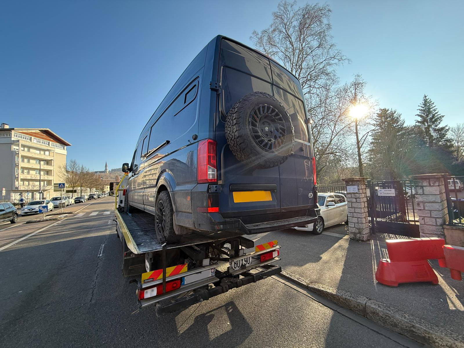 Assistance et remorquage 24h/24 et 7j/7 par Dépannage Autos - intervention dépanneuse plateau France et Suisse